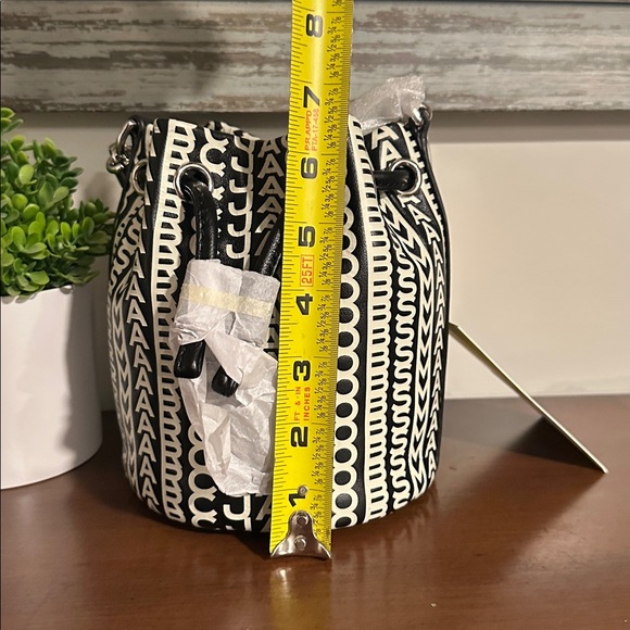 Mark Jacobs bucket bag- small - Picture 7 of 7
